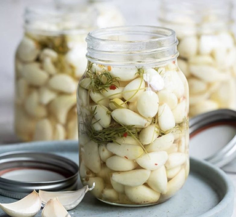 ترشی سیر مروارید چی چی لاس، تهیه شده از سیر تازه و مواد طبیعی، طعمی بی‌نظیر و ارگانیک برای دوستداران طعم اصیل ایرانی.