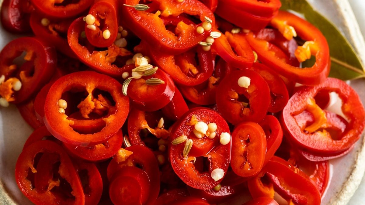 خرید عمده ترشی فلفل هالوپینو چی چی لاس با کیفیت بالا، طعم تند و بسته‌بندی استاندارد، مناسب برای فروشگاه‌ها و رستوران‌ها با قیمت مناسب.