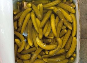 Unlock the secret to making crunchy pickles! Expert tips on cucumbers, brine & storage for the crispiest, most flavorful homemade pickles.
